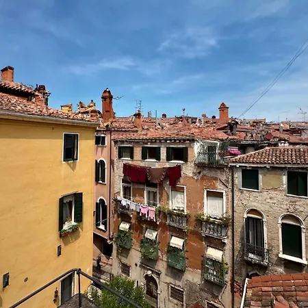 Luminosa Terrazza Dietro S.marco Lägenhet
